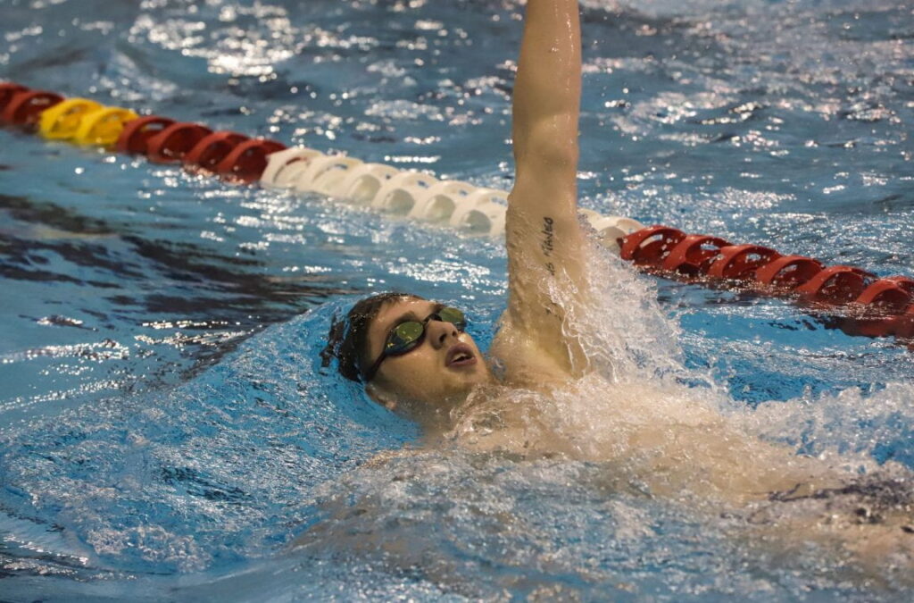 Olympic swimmer Hunter Armstrong overcomes disaster to qualify for final